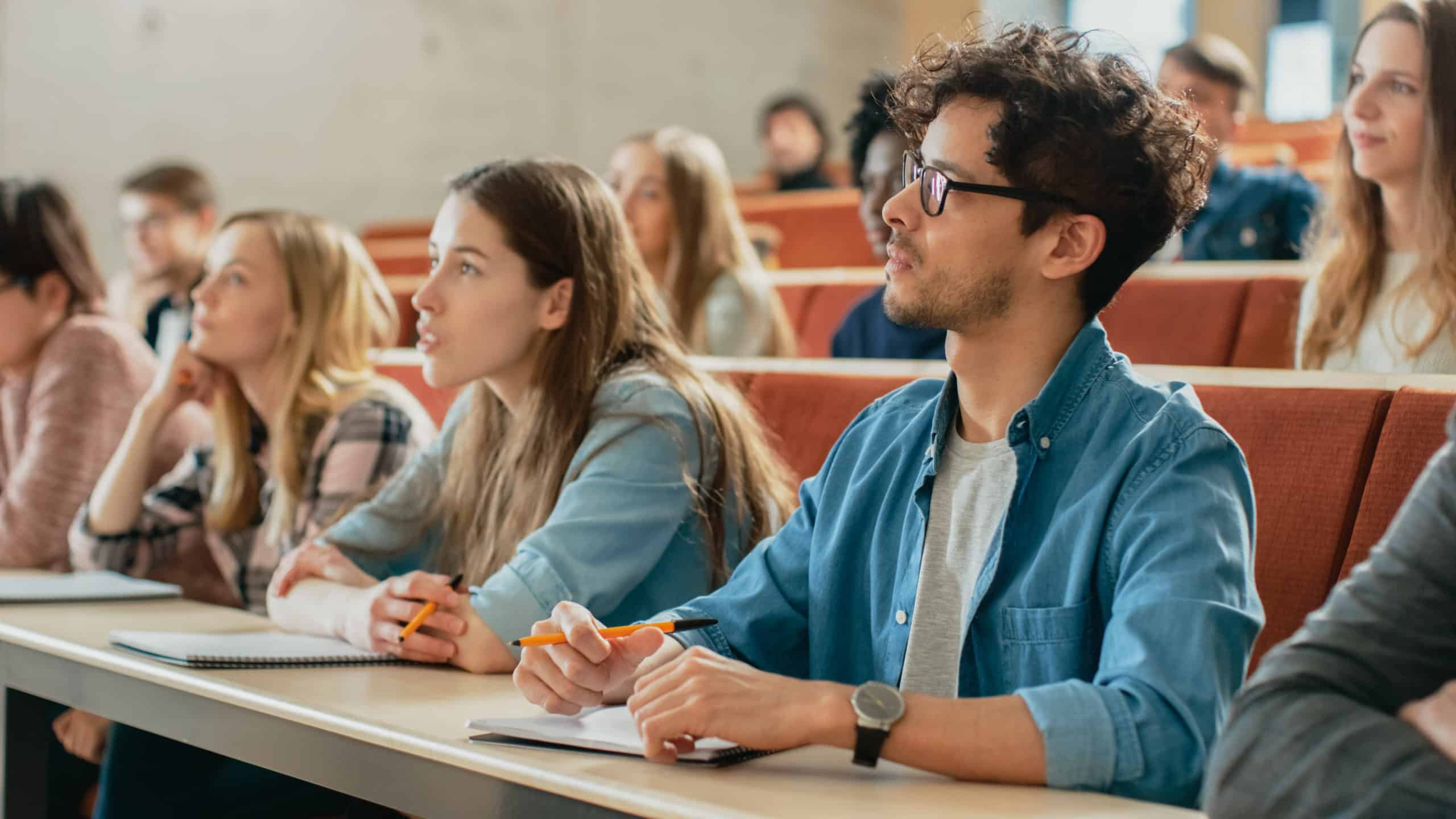In,The,Classroom,Multi,Ethnic,Students,Listening,To,A,Lecturer RAAK-publiek-ondersteunt-maatschappelijke-vraagstukken