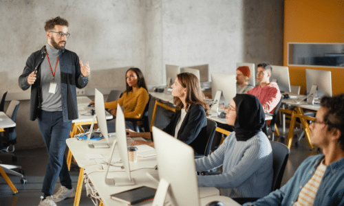 Leraar geeft les aan groep studenten